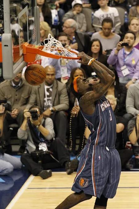 猫王华莱士拜纳姆,杰拉德华莱士被肘击视频