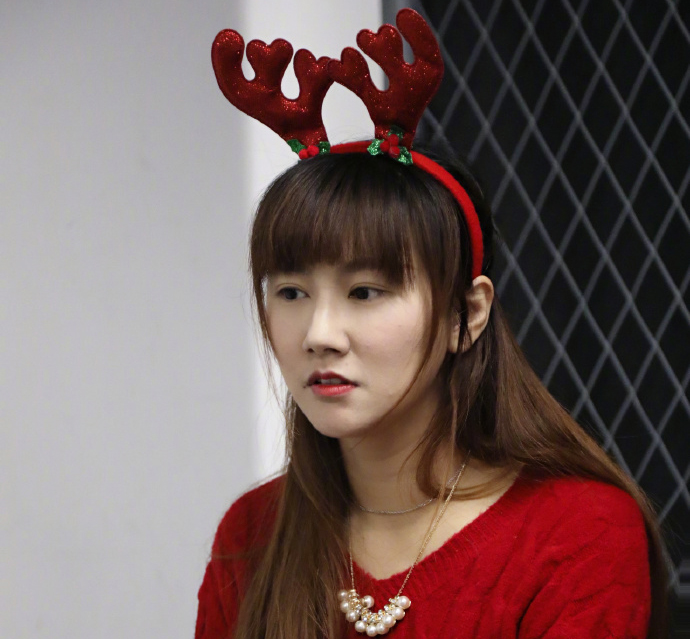 LOL解说小苍微博晒照，与骆歆Rita同框比美，网友：苍姐确实老了