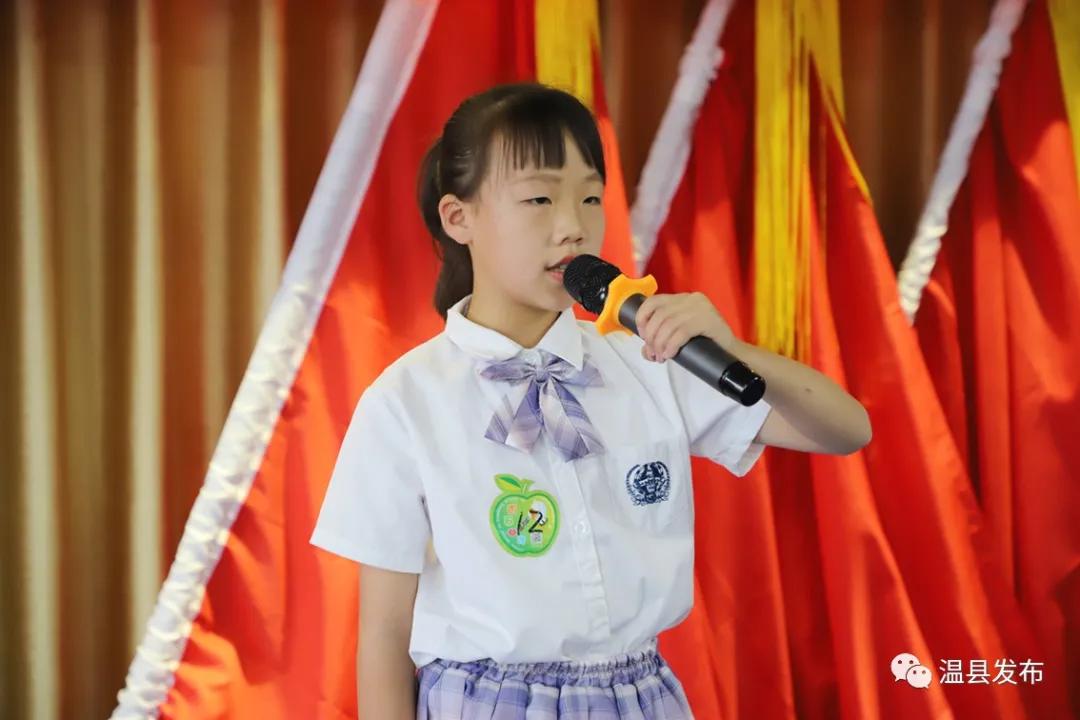 六岁孩子听感人朗诵,孩子朗读被感动