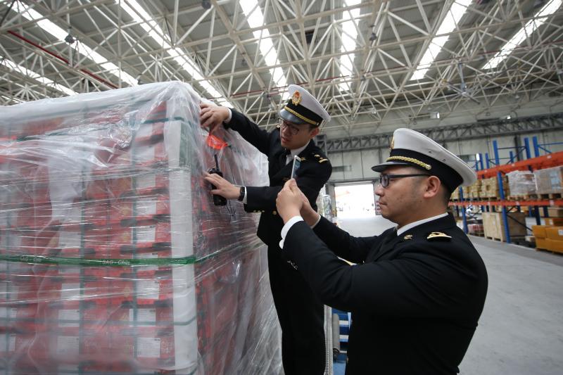 智利洲际全货机航线今天首航宁波，百吨新鲜车厘子“空降”甬城，今后“洋生鲜”会越来越多走上百姓餐桌