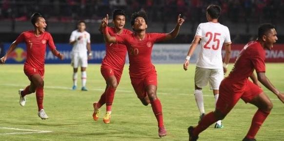 对越自卫反击战感动现场观众,震撼国足赢球五万人大合唱