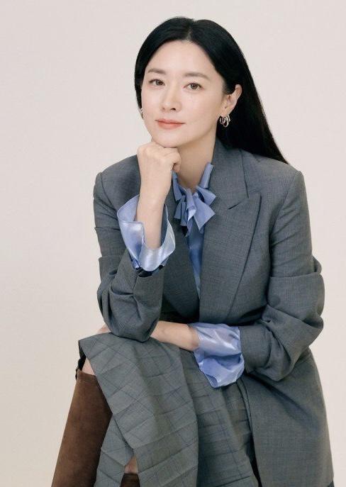 李英爱穿复古长裙优雅,49岁李英爱近期照片穿开衫毛衣