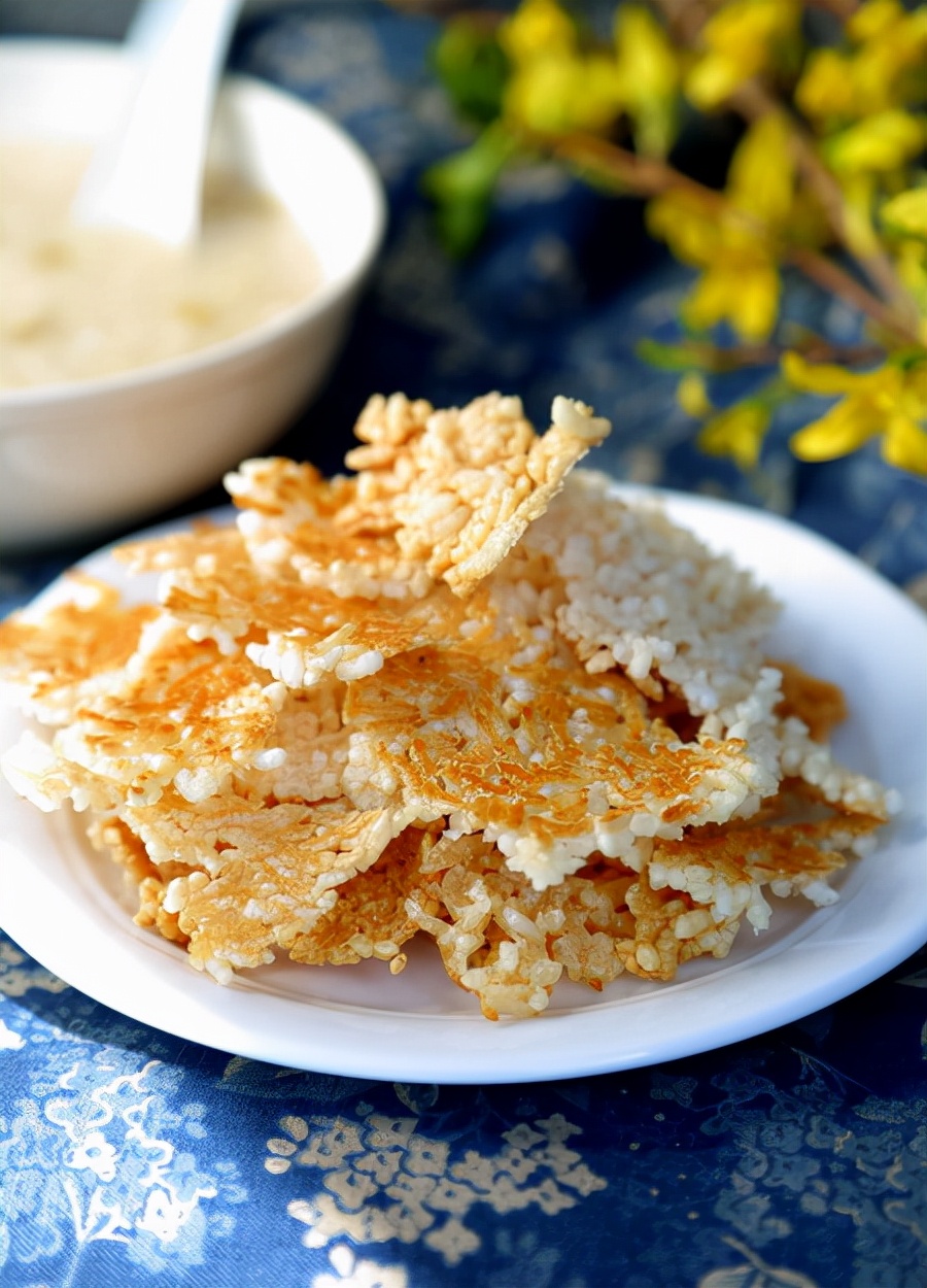 用剩米饭做锅巴最简单的做法,用蒸熟的大米饭做锅巴怎么做