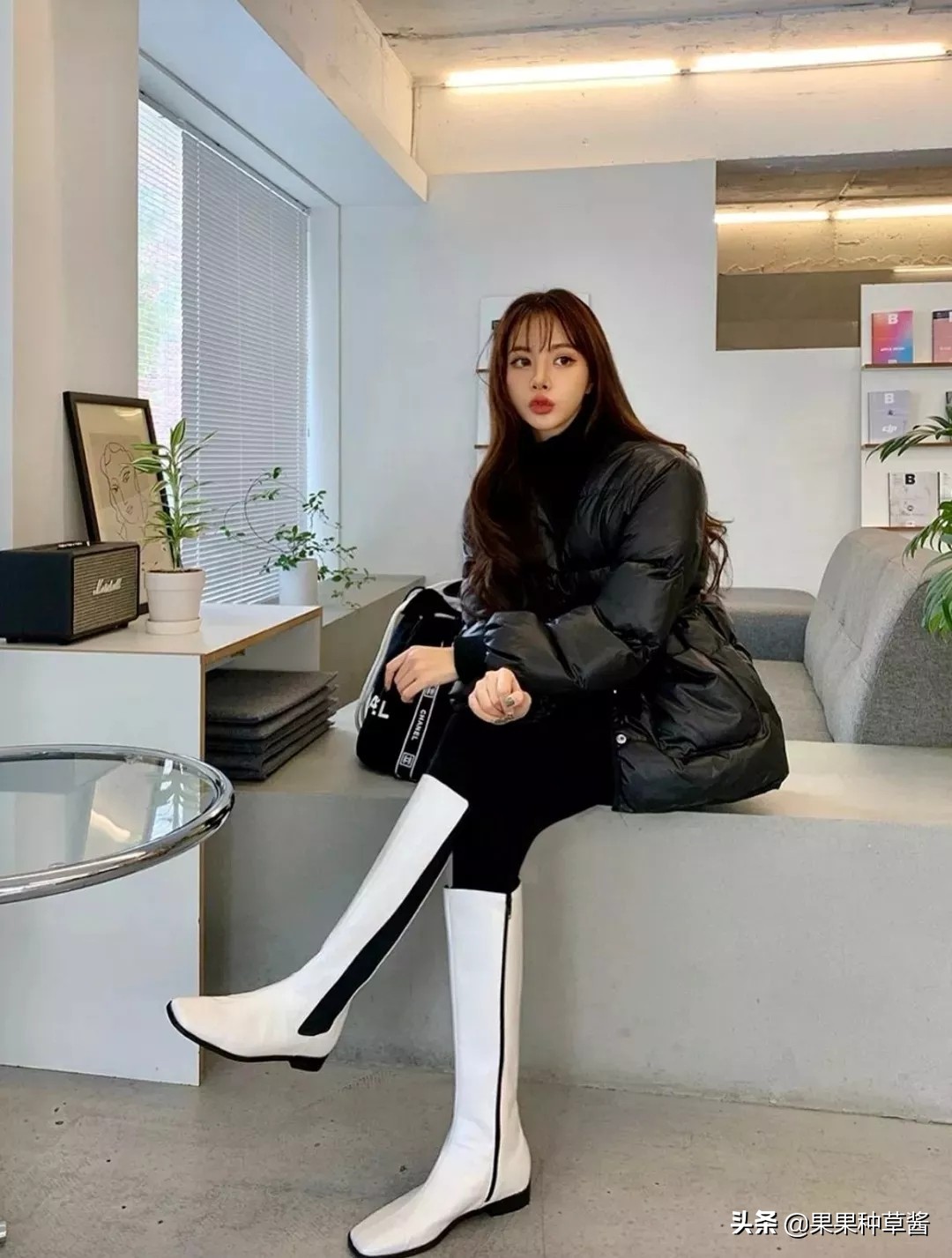杨幂黑色字母袜王牌对王牌,杨幂格子衫高筒靴秀逆天长腿