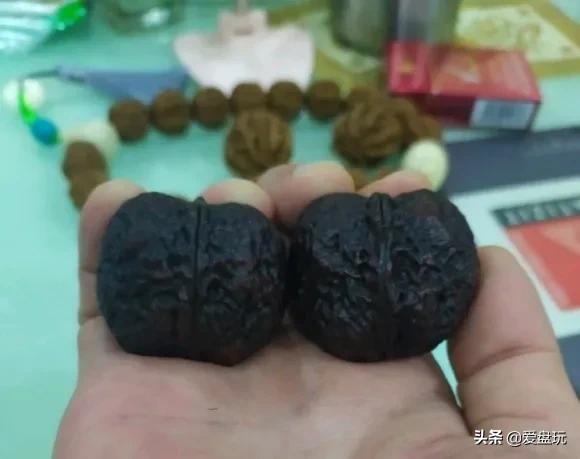 纯手盘玩一年的核桃,文玩手盘和机刷哪个值钱