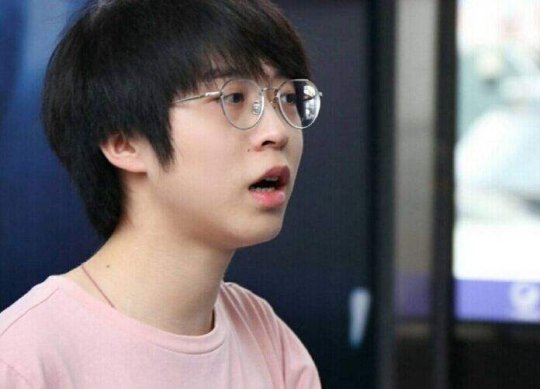 王者荣耀一哥嗨氏惨了？违约要赔4900万！网友：怕啥，粉丝帮着还