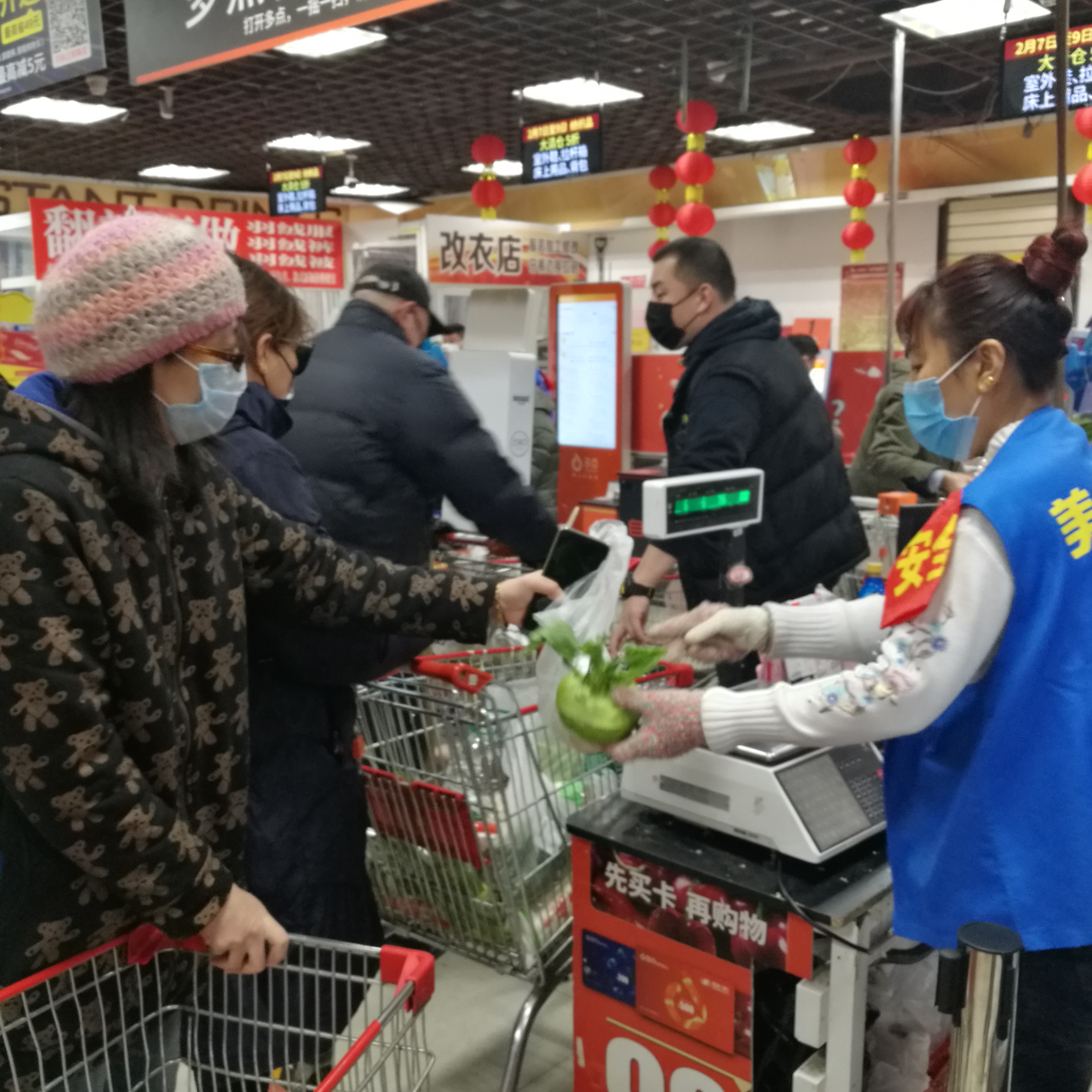 北京超市自助结账软件,超市顾客排长队购物