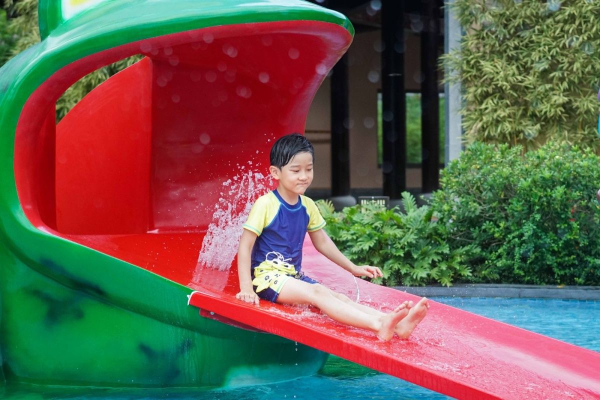 福建泉州聚龙小镇温泉公园：岩脉温泉中药花瓣池亲子戏水区