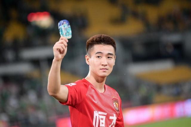 韦世豪上港鲁能谢场,韦世豪为成都队攻入首球