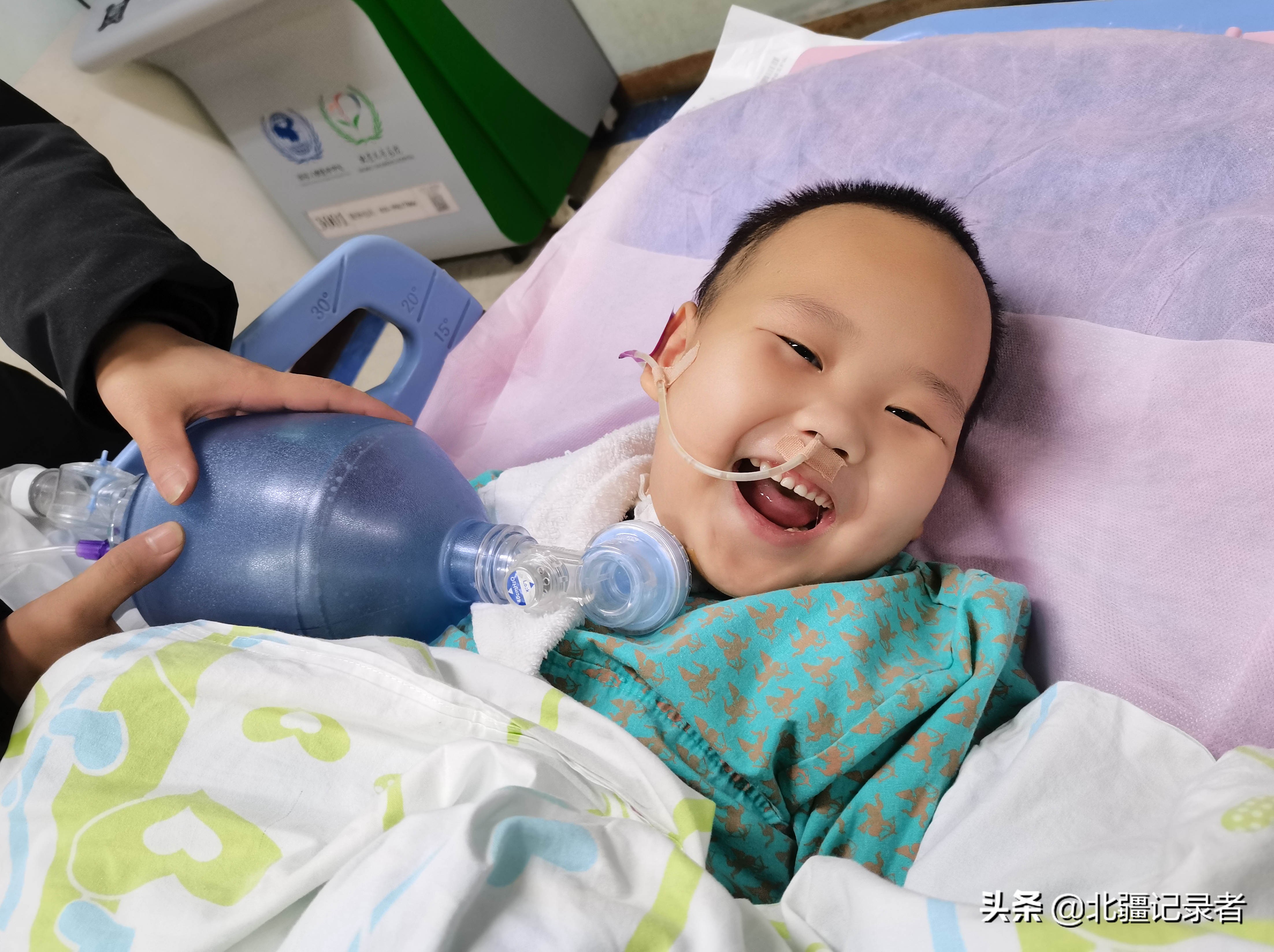 小孩咳嗽厉害突然死亡,孩子因为支气管肺炎住院的视频