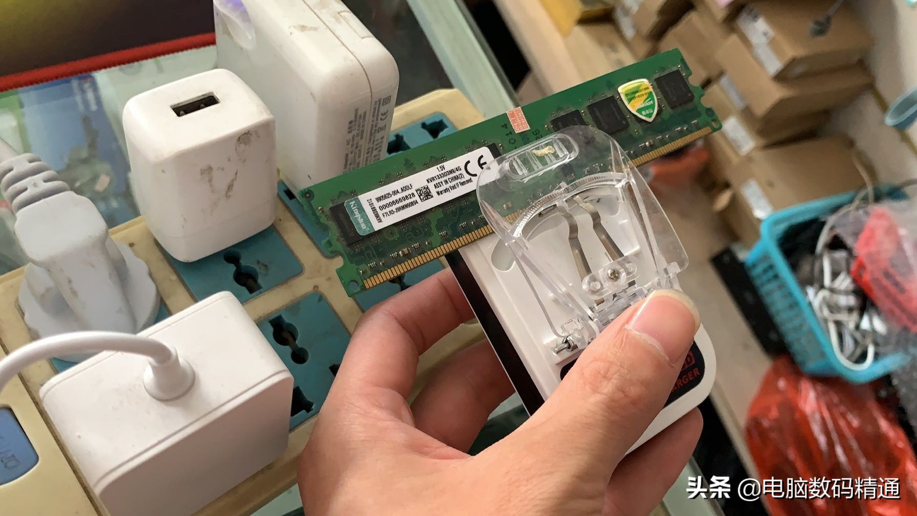 我让客户回去给内存条通电，客户就这么给内存通电，我急的抓头