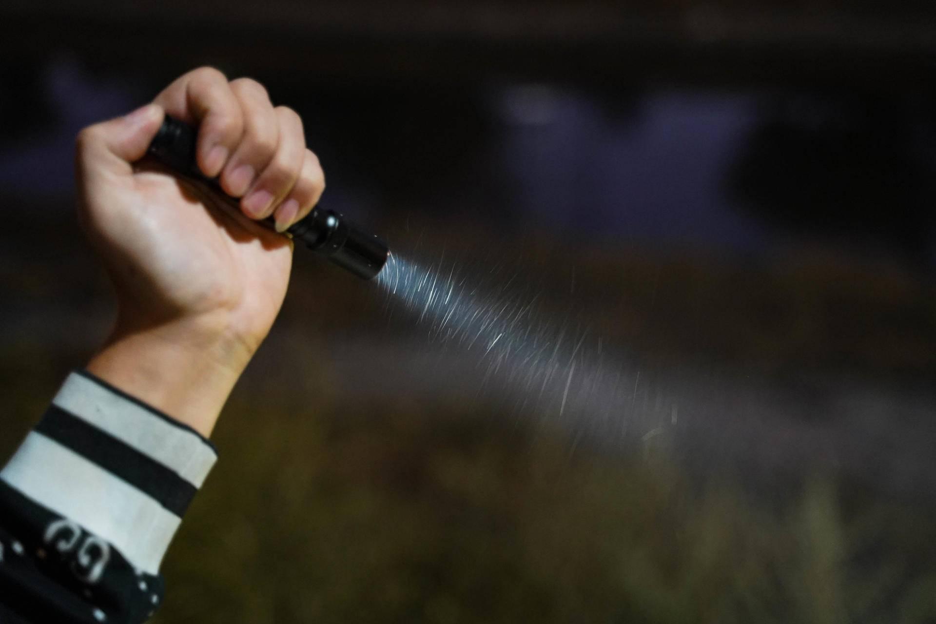 小巧便携，亮度高！体验菲尼克斯E20V2.0便携手电