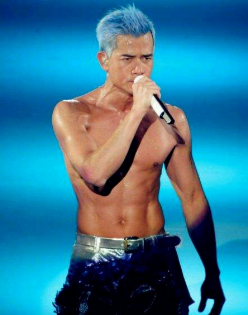 内娱偶像瘦成杆，港台明星却成muscle男，审美差别这么大？