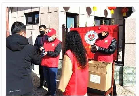 抗疫战中的一抹志愿红,抗疫战场上的一道靓丽风景线