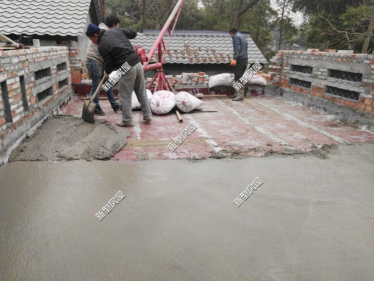 农村房子屋顶大面积漏水,农村小型自建房屋顶漏水怎么办