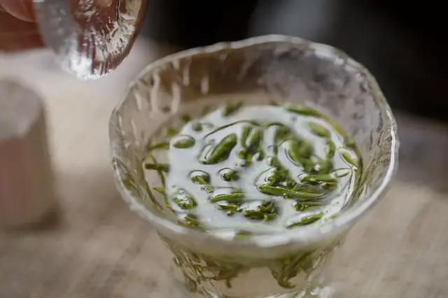 冲泡绿茶最好用玻璃杯冲泡吗,绿茶冲泡技巧步骤