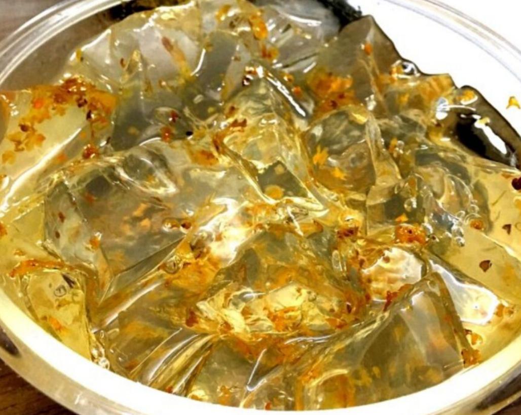 桂林穿着比凉粉还清凉的凉粉西施彻底火了，每天晚上整条街挤满人