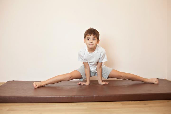 二年级劈叉秘诀简单又轻松,二年级的小孩劈叉