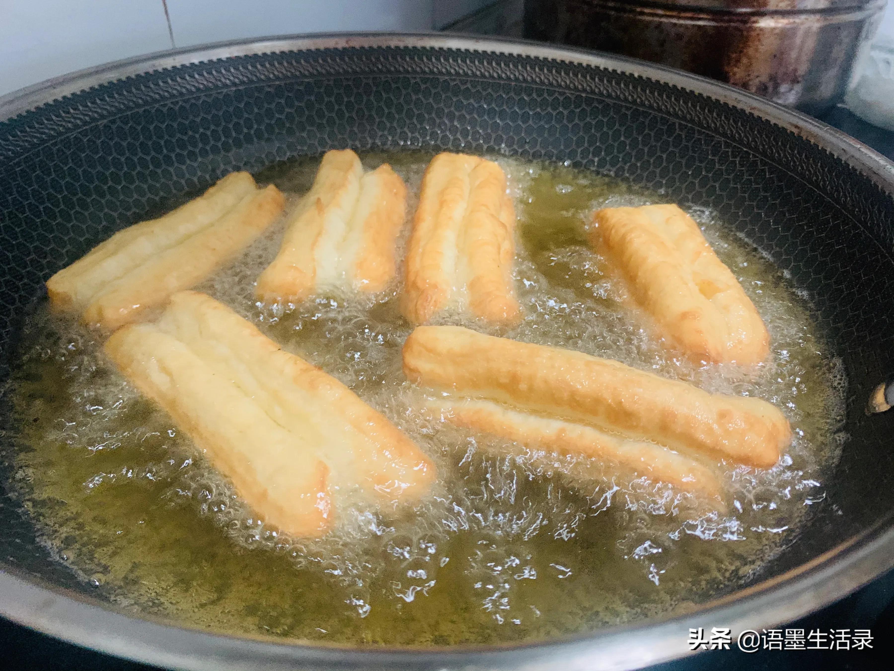 炸油条怎么和面才能蓬松酥脆,炸油条从和面到炸出油条的全过程