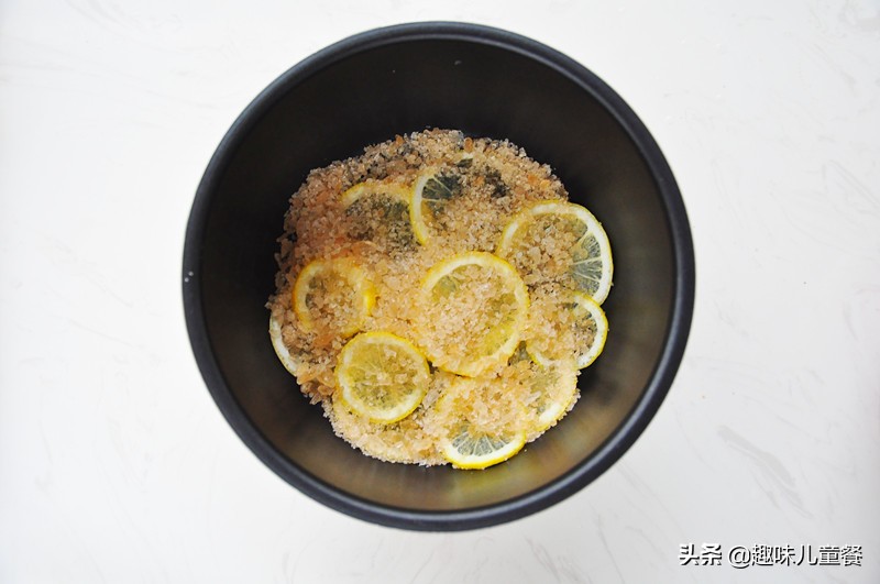 这种水果放电饭煲里煮一煮，嗓子痛和咳嗽都喝好了，成本才几块钱