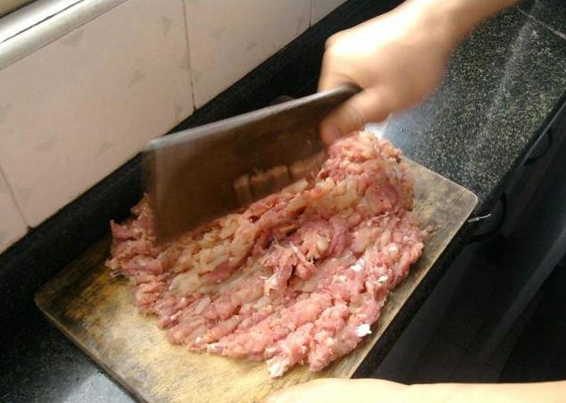 “你剁肉吵到我孙子午休了”，老人上门质问，邻居硬核回怼太解气