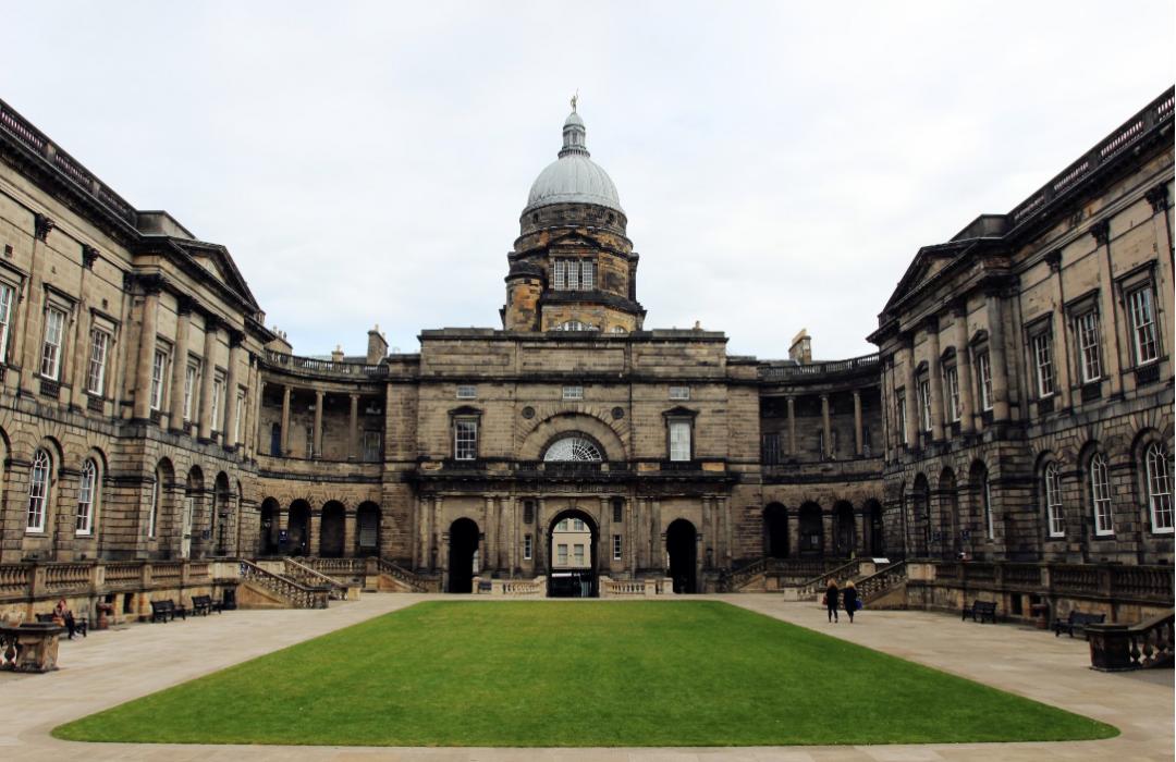 英国老牌名校间的较量！曼大vs爱丁堡大学如何选择？