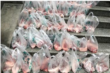 疫情期间特殊群众送温暖,春节期间社区为隔离户送温暖