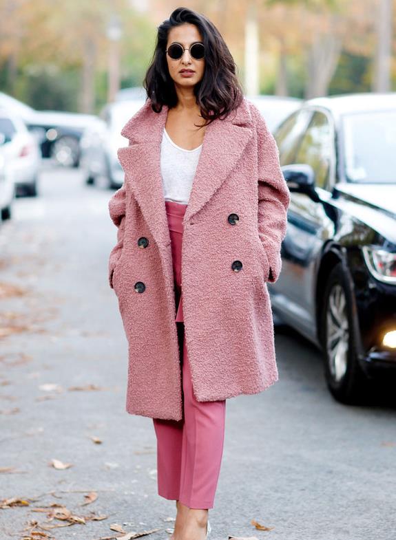 粉色羊毛中长款大衣搭配长裙图片,今年最火粉色大衣搭什么裤子