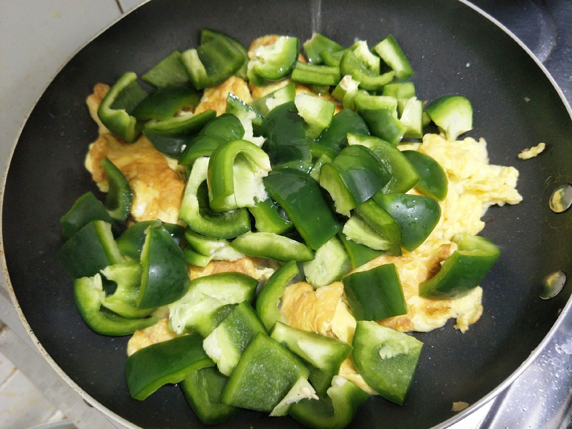 青椒炒鸡蛋,怎样才能又脆又绿,教你详细做法,香嫩好吃