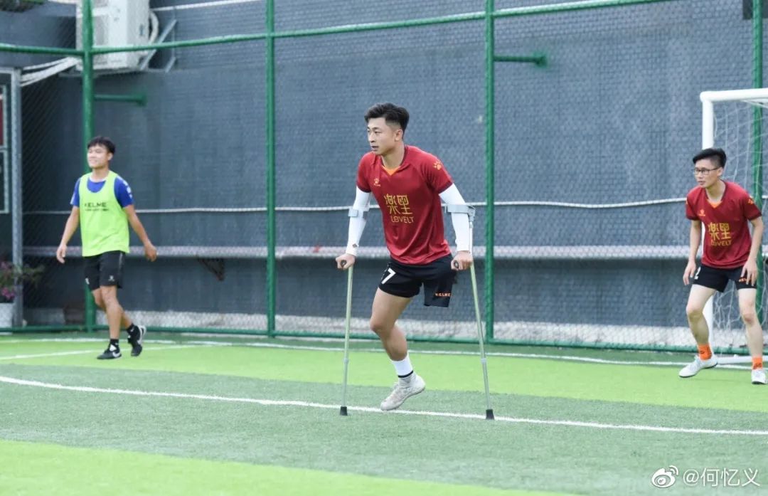 独腿男子双拐射门,单腿男子射门