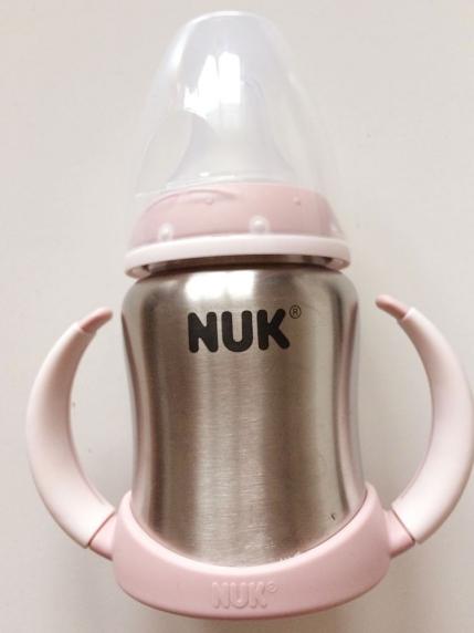 宝宝使用鸭嘴杯好还是奶瓶好,半岁宝宝用奶瓶还是鸭嘴杯喝奶