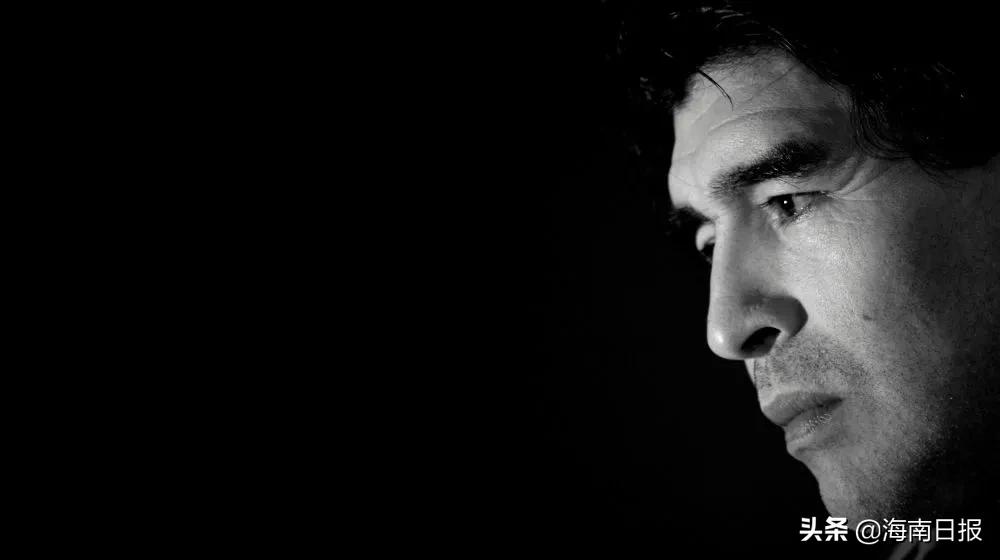 一代球王去世,一代球王马拉多纳退役