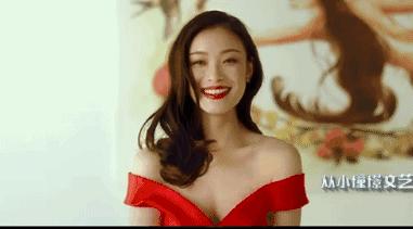 倪妮牛仔背带裙,倪妮穿黑色鱼尾裙