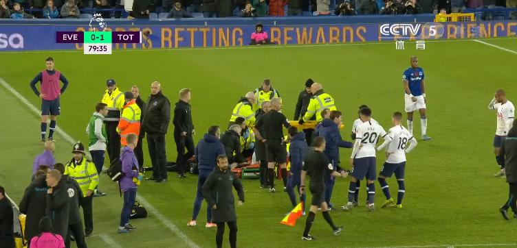 孙兴慜受伤带血头球,孙兴慜铲断戈麦斯后又对谁放铲