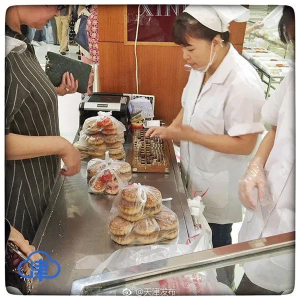 天津人排队买的月饼 (天津人买月饼)