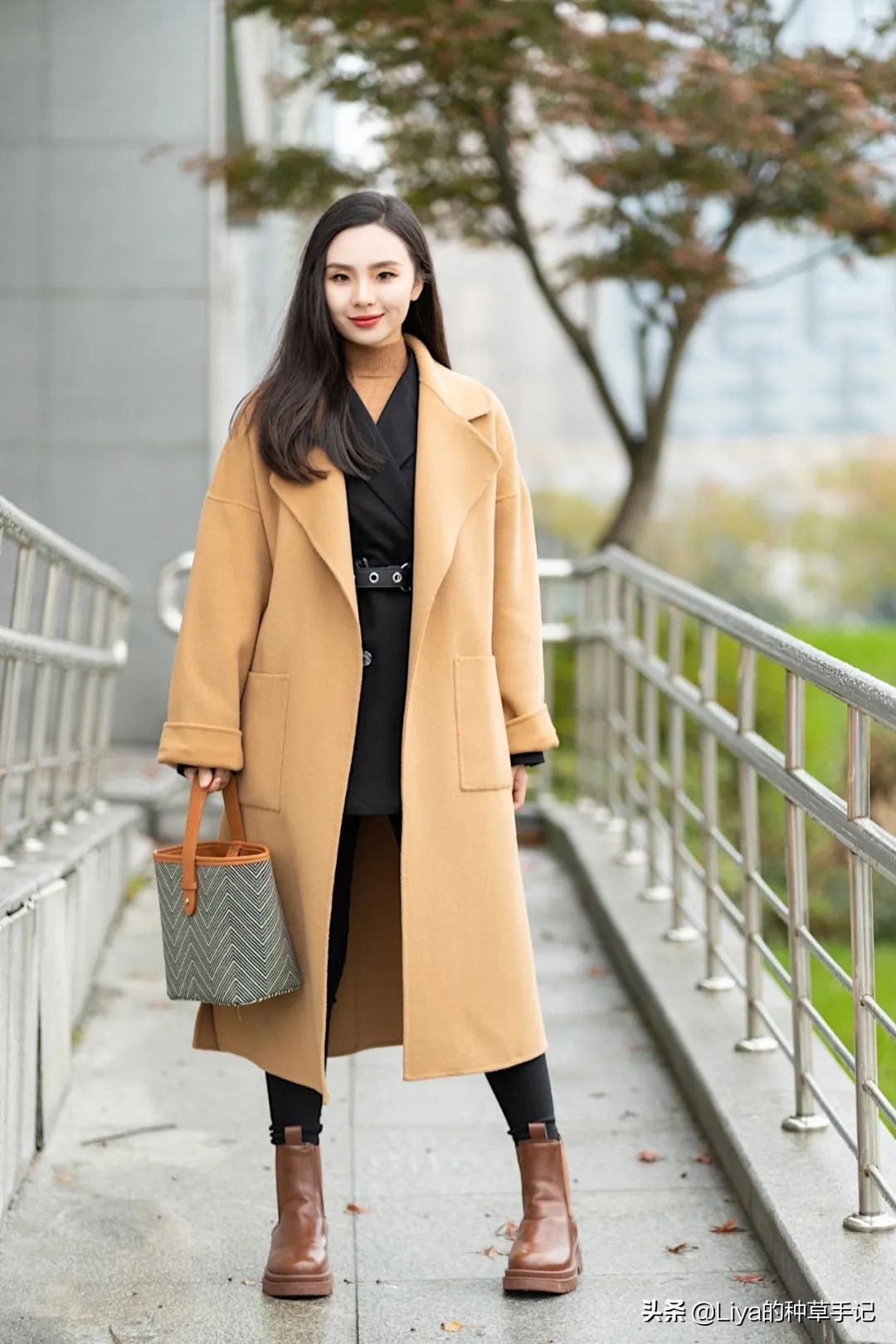 咖色和奶茶色哪个颜色更显气质,奶茶色显白吗今年很流行奶茶发色