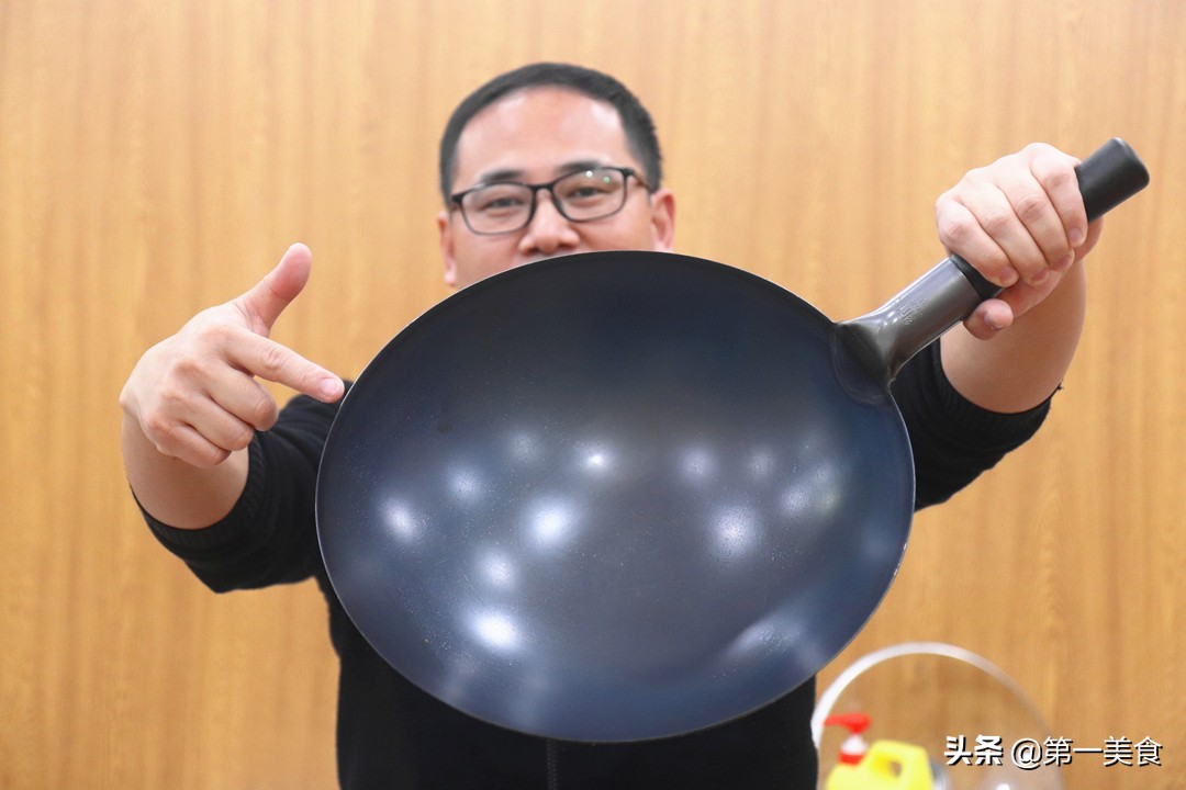新铁锅不要直接用！一招教你开好锅，铁锅变不粘锅，用多久都不锈