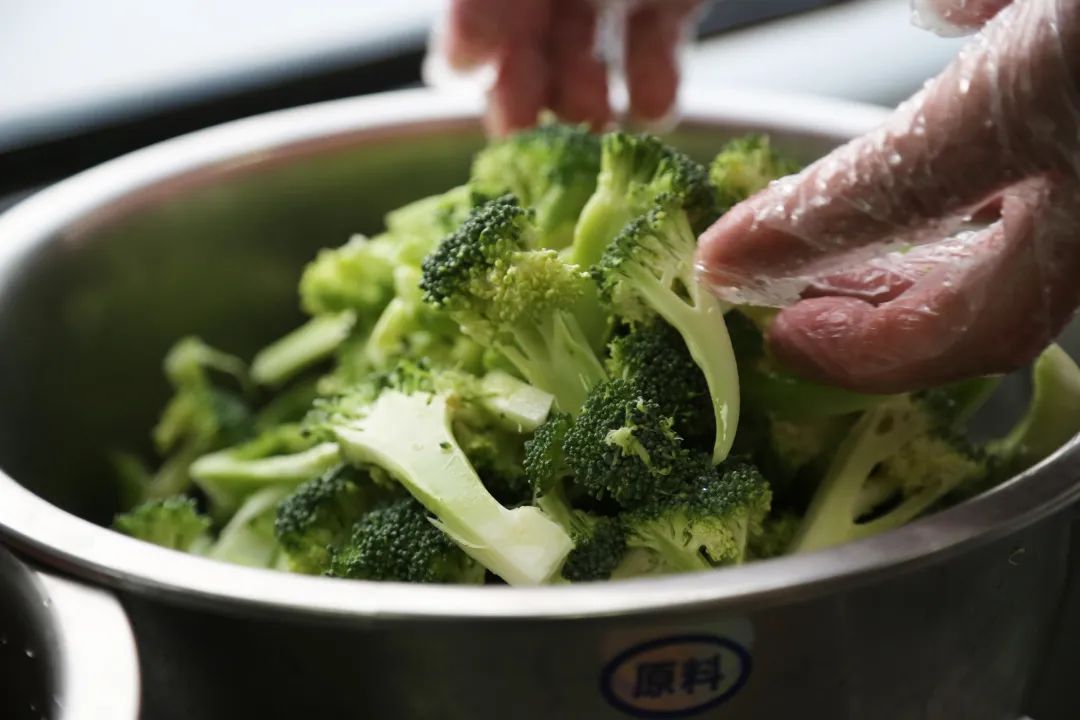 疫情期间火车上提供饭菜吗,疫情期间在火车买东西吃