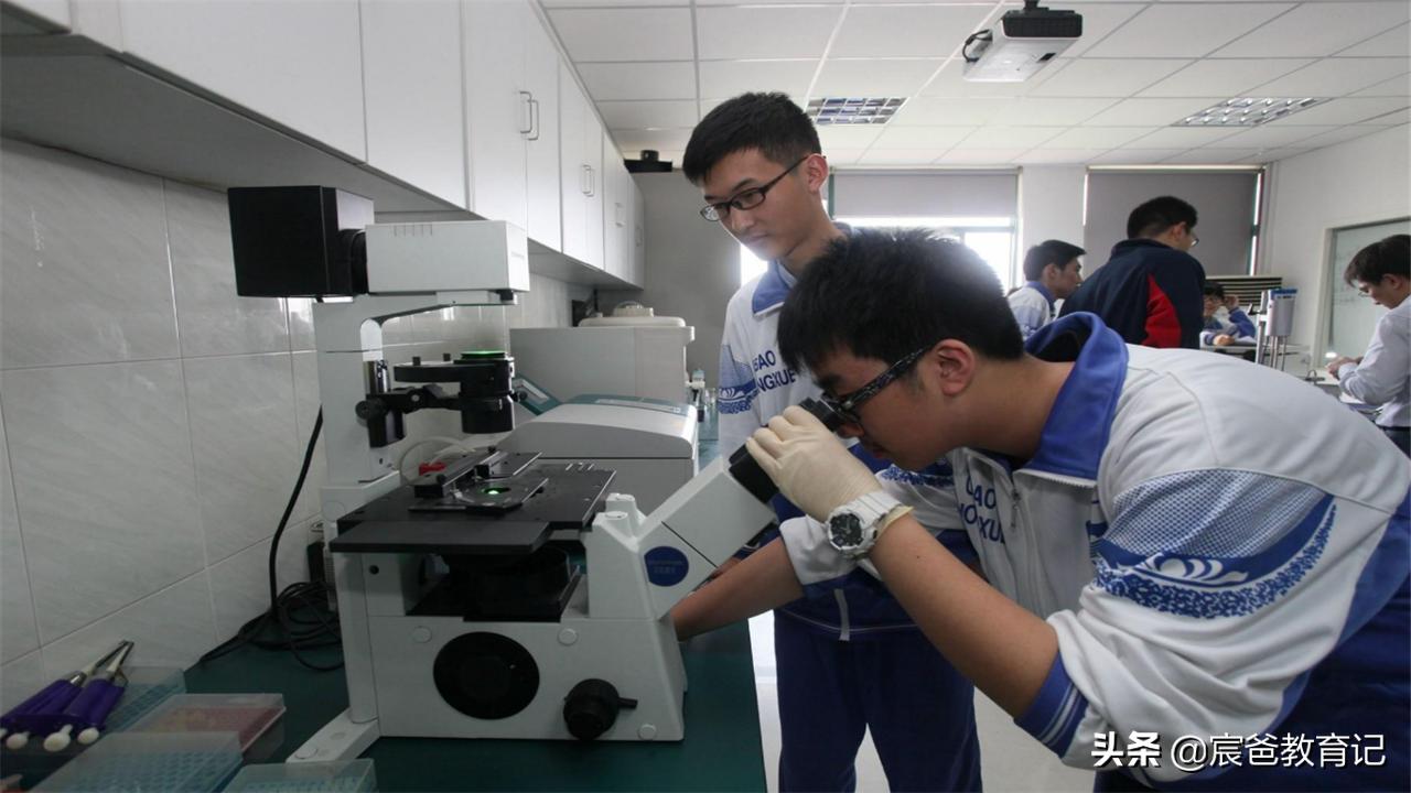 男生自以为很帅3种行为,男生自认为帅气的三大行为