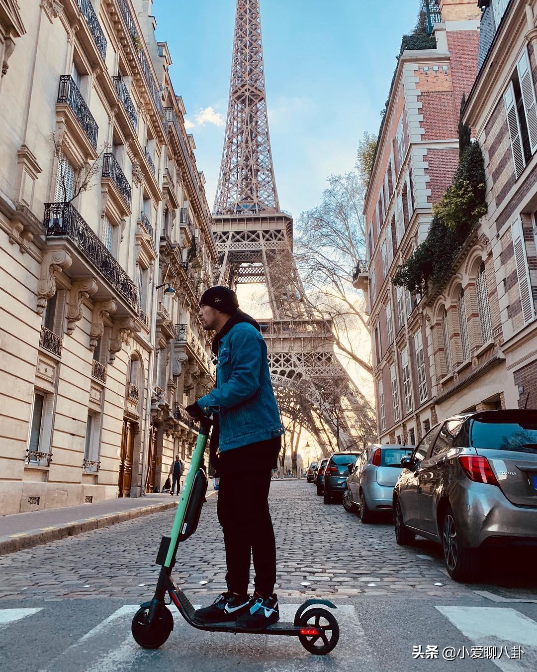 杰伦帮粉丝遛狗,请粉丝小学生吃饭