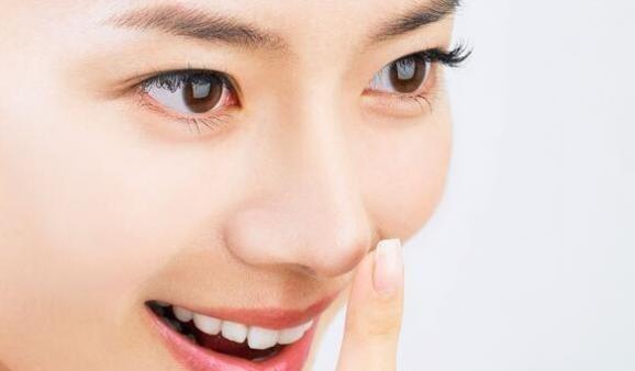 草莓鼻怎样去除黑头,草莓鼻黑头护肤的正确步骤