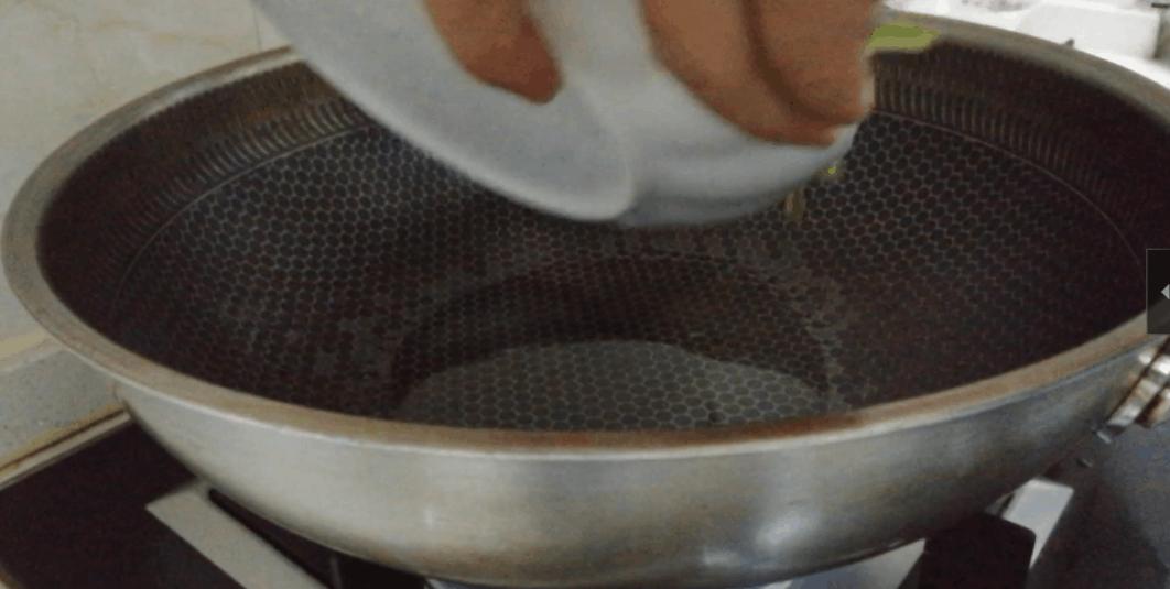 炒面不粘锅的技巧教你一招,做炒面酱油粘锅怎么办