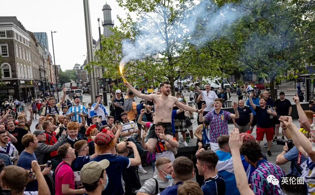 街头斗殴、醉酒裸奔...一大波短裙男子不顾警告涌入伦敦