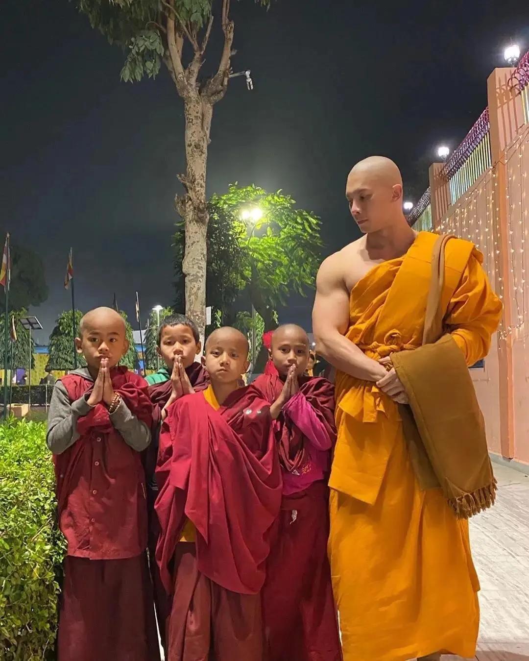 泰国肌肉男高僧,泰国肌肉和尚秀肌肉