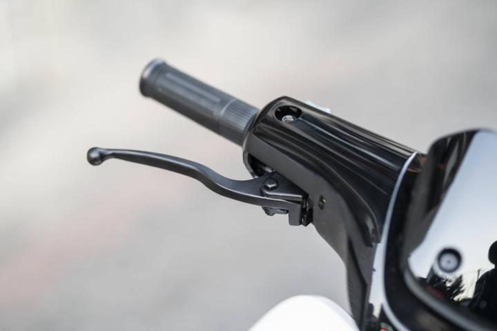 大灯炫酷有型,九号e100大灯效果