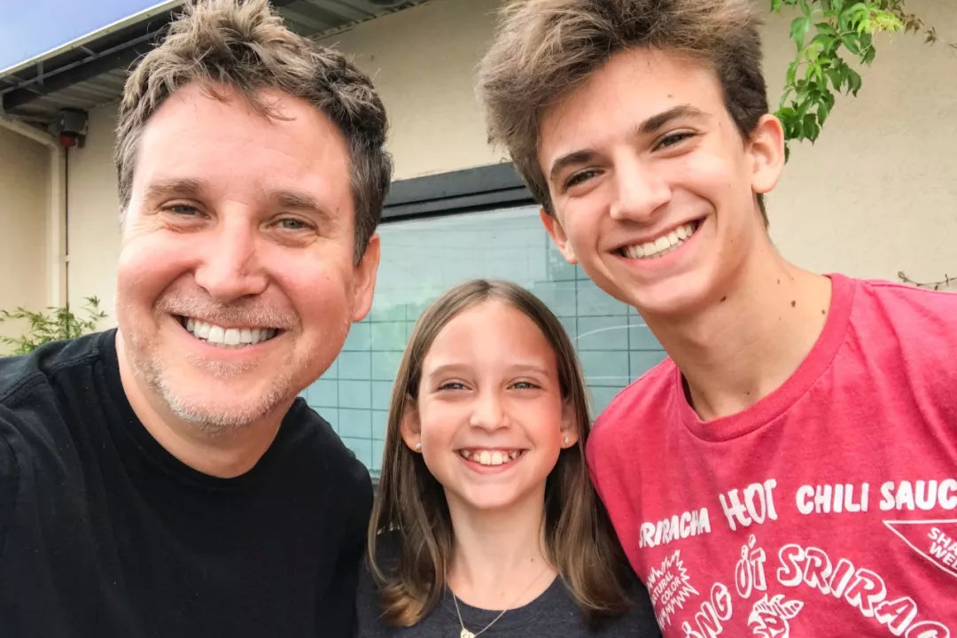 他肢解卡通人物,不但没毁童年,还倍受追捧