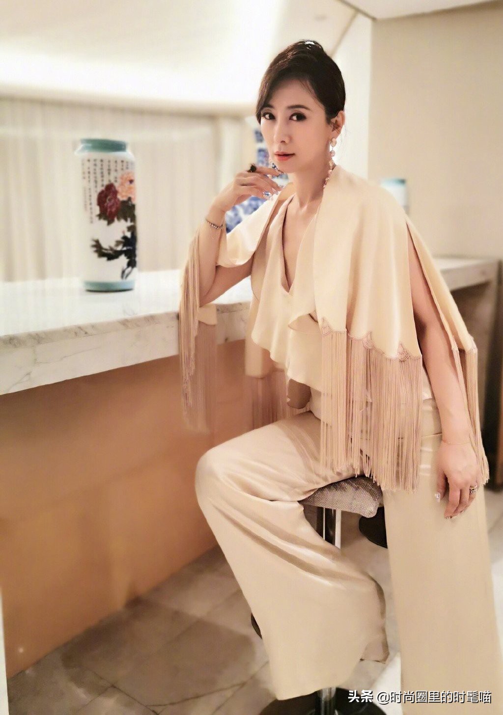 *虹翁**晒最新照片，穿米色流苏套装充满青春活力，51岁的颜值太逆天