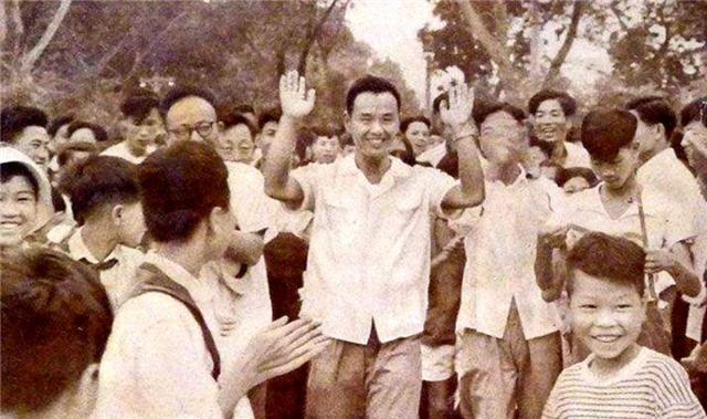 徐廷泽驾机起义，摆脱4架敌机拦截，周恩来嘱咐他先成家，后工作