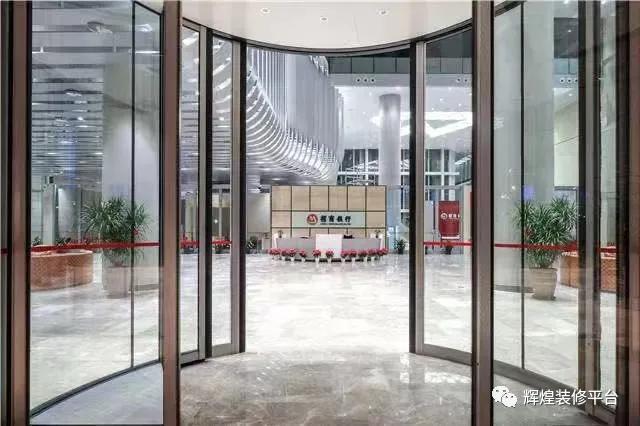 在这不平凡的一年、辉煌集团斩获装饰百强及多项荣誉