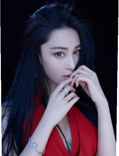 张馨予帽子造型,张馨予戴草帽玩特效自拍超接地气